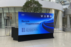Видеоинженер-Николаев-Про-выполняет-финальную-настройку-яркости-и-цветопередачи-LED-панели
