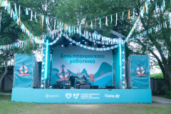 Выступление-кавер-коллектива-Instyle-на-День-медика-с-профессиональным-бэклайном-от-Nikolaev-Pro