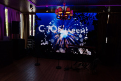 Яркая-LED-панель-для-трансляции-фото-и-видео-контента