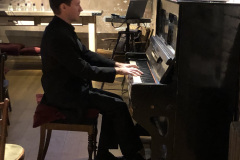 Выступление-пианиста-на-презентации-Frapin