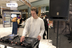 Выступление-DJ-на-публичной-встрече-с-Катей-Адушкиной