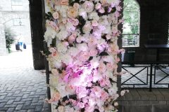 Световое-оформление-свадьбы-профессиональная-подсветка-декора-из-живых-цветов