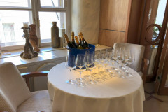 Атмосферная-сервировка-в-ресторане-Пафос