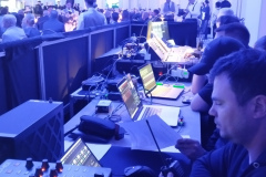 Технический-специалист-Nikolaev-Pro-настраивает-цветопередачу-LED-экрана