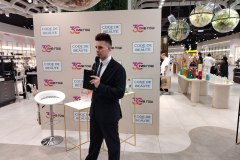 Ведущий-на-презентации-Code-de-beaute-в-ТЦ-Европейский