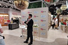 Ведущий-на-презентации-Code-de-beaute