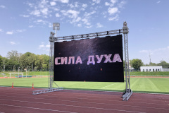 Специалисты устанавливают подвесную конструкцию экрана 7х4 метра