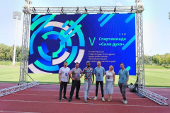Монтаж-LED-экрана-на-стадионе