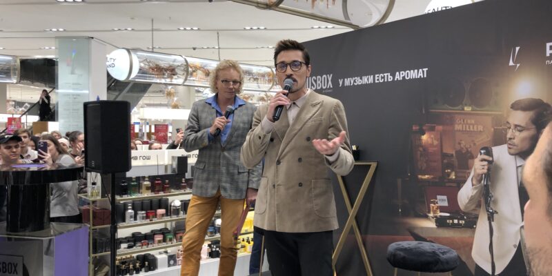 Радиомикрофоны для ведущего и артиста на презентации